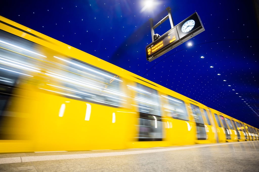 Eine U-Bahn fährt in einen Bahnhof ein.