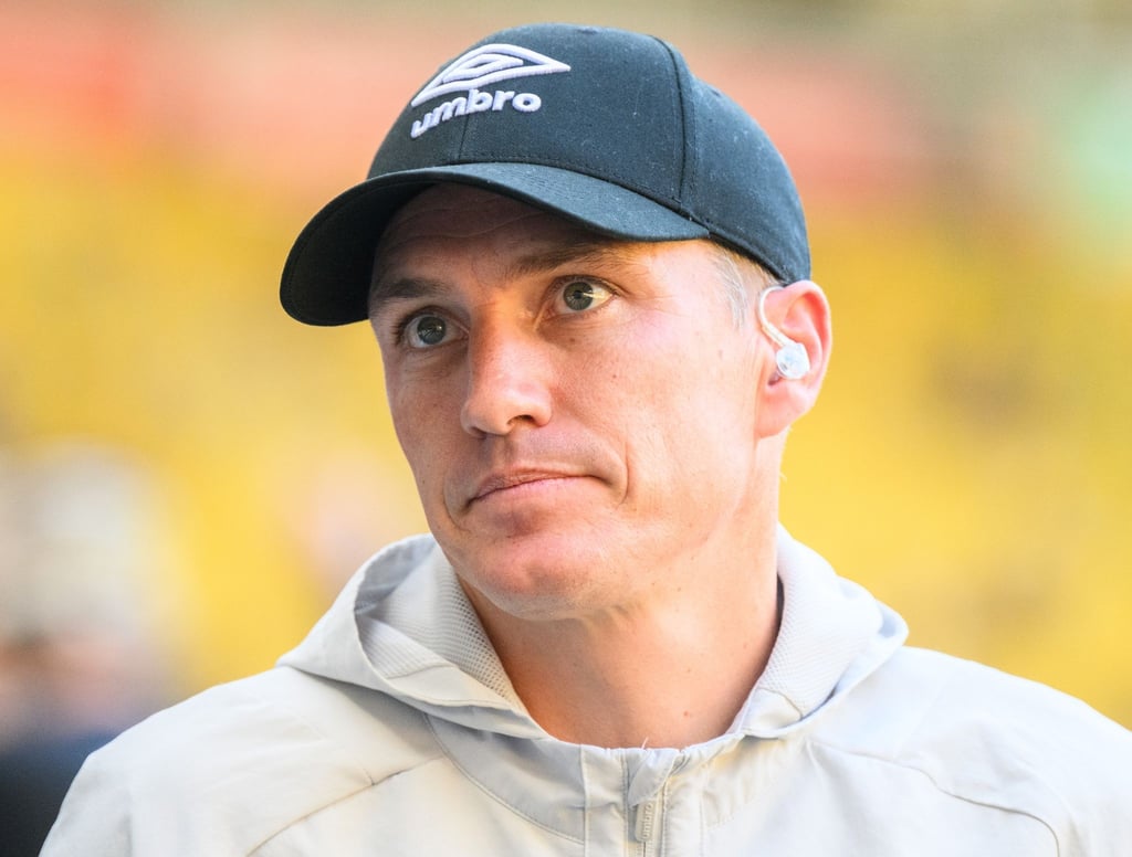 Osnabrücks Osnabrücks Trainer Tobias Schweinsteiger steht im Stadion.