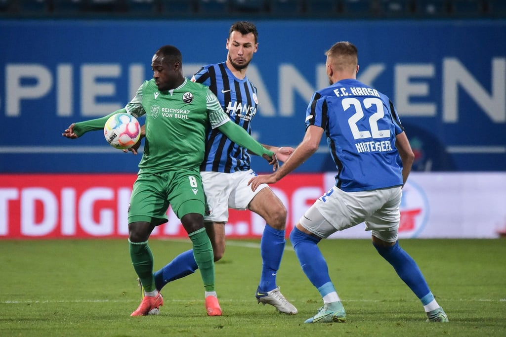 Christian Kinsombi (l) und der SV Sandhausen setzten sich in Rostock durch.