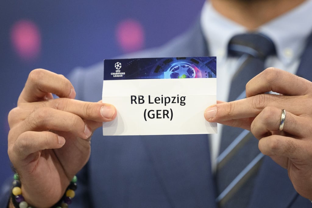 Der türkische Fußballspieler und Botschafter für das Finale zeigt das Los des RB Leipzig.