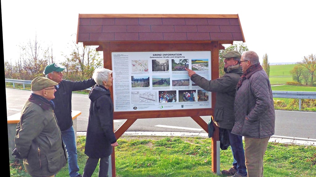 Erinnerungen bis in ihre Kindheit und Jugend kamen bei  den Politikern Frank Oesterhelweg und Andreas Memmert (von rechts) auf, als sie die Fotos auf der neuen Informationstafel an der Landesgrenze betrachteten. Von links die früheren Bundesgrenzschützer Bernd Kahnert und Lothar Engler sowie Landrätin Christiana Steinbrügge. 