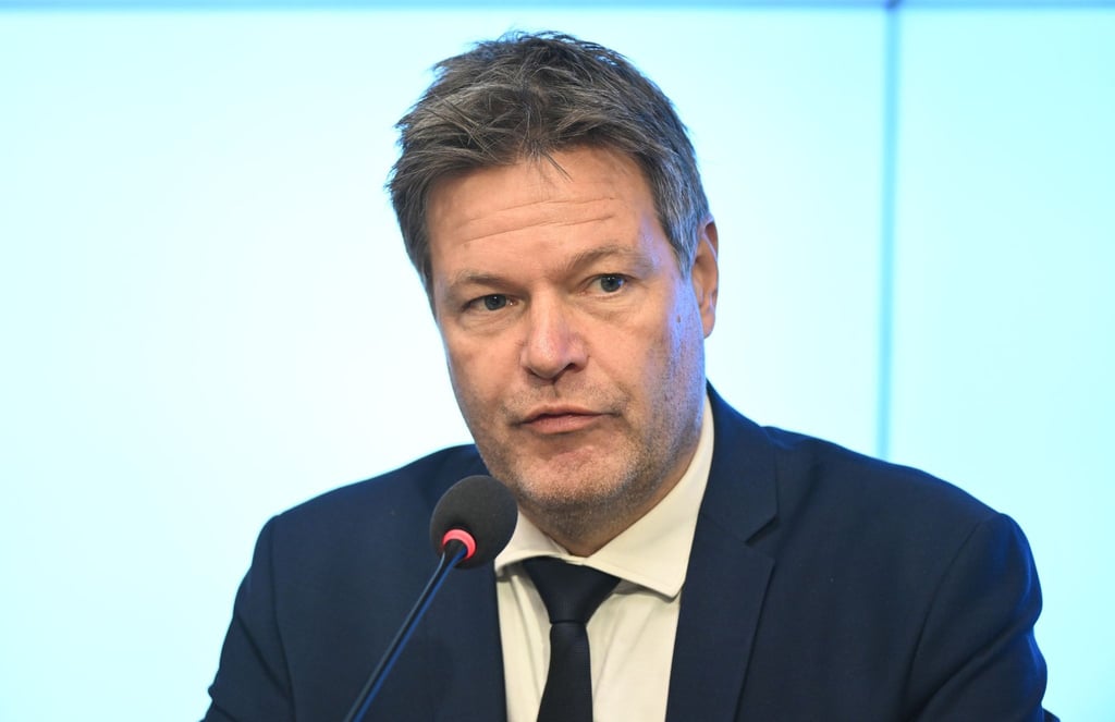 Bundeswirtschaftsminister Robert Habeck kritisiert den Begriff „Klima-RAF“ für die Aktivisten der „Letzten Generation“.