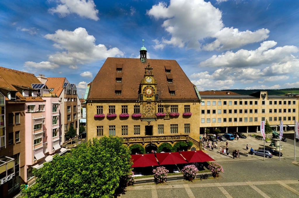 Das Rathaus auf dem Marktplatz wurde im frühen 15. Jahrhundert erbaut. Der Hingucker ist dessen Kunstuhr.