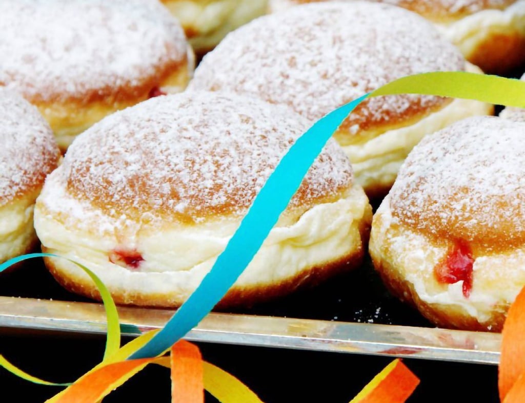 Gehören zum Karnevalsstart dazu: Pfannkuchen, die in anderen Landesteilen Berliner oder Krapfen genannt werden. Da haben selbst Karneval-Muffel Gefallen an der Fünften Jahreszeit.
