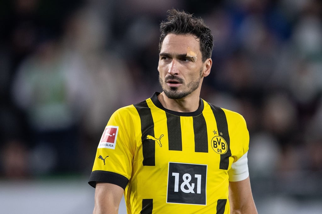 Dortmunds Mats Hummels steht auf dem Spielfeld.
