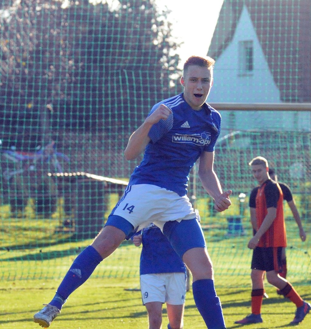 Felix Gernecke (Osterburger FC) traf sehenswert per direkt verwandeltem Freistoß zum 2:2. Er gewann mit seiner Mannschaft das Derby beim Rossauer SV mit 4:3.