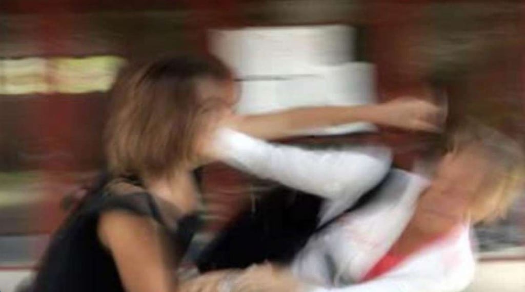Eine Mädchengruppe hat eine 14-Jährige in Magdeburg nahe des Ulrichplatzes offenbar ausgeraubt und sie anschließend nicht nur niedergeschlagen, sondern auch gegen Schulter und Kopf getreten. Symbolbild: