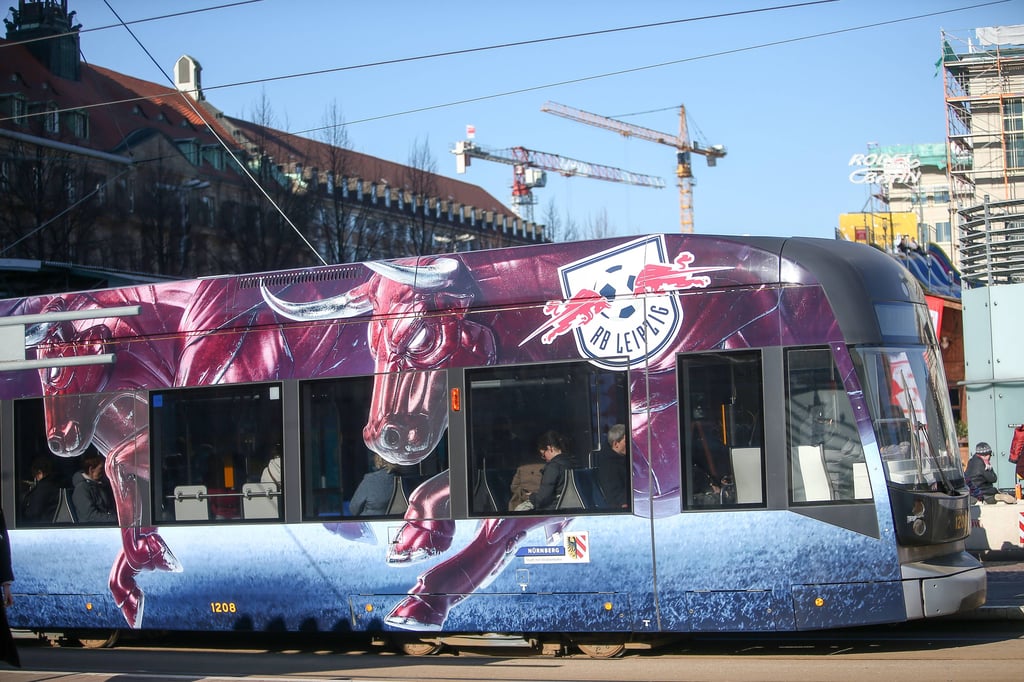 RB Leipzig hat auch Werbung auf einer Leipziger Tram.