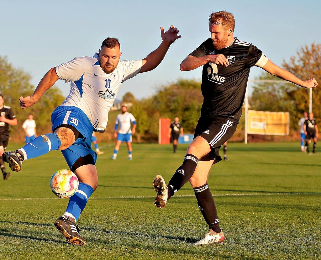 Gröningens Benjamin Rode (links) ist vor FSV-Kapitän Lukas Folkens am Ball.