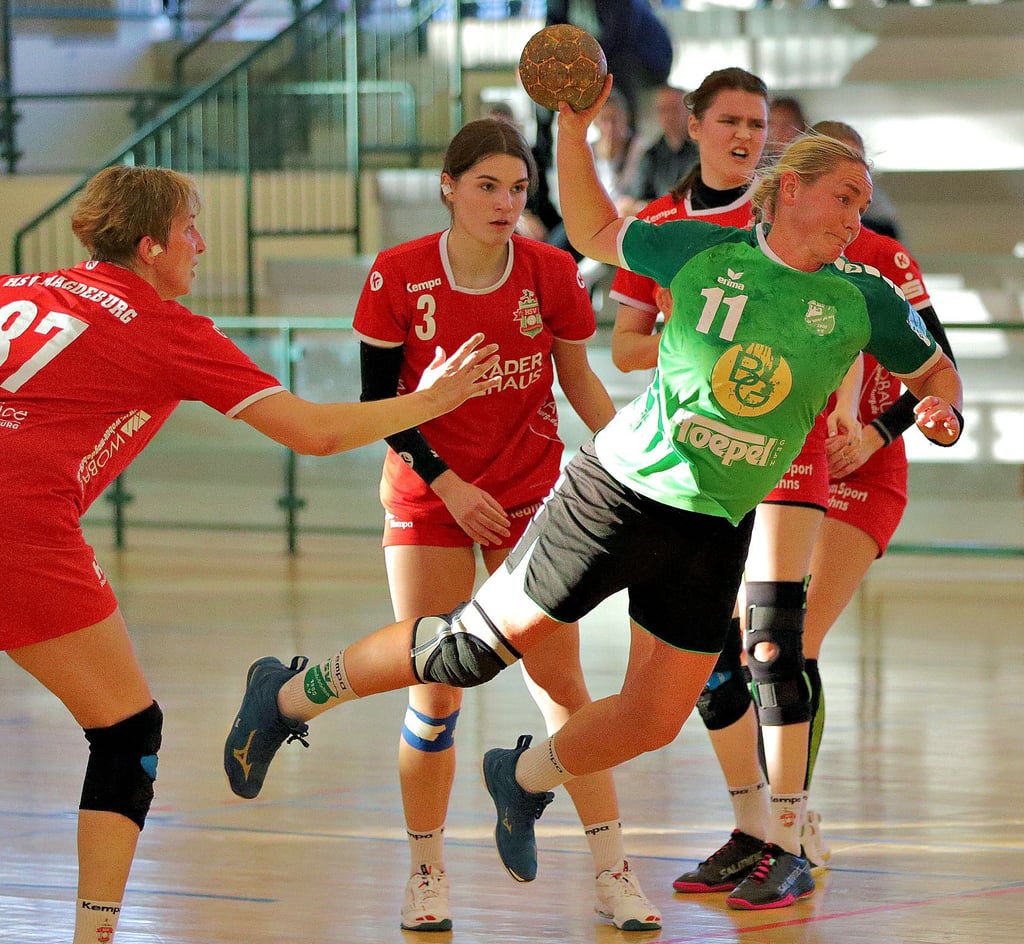 Franziska Sprotte (am Ball) erzielt im Derby gegen den HSV Magdeburg zwei Treffer für den TSV Niederndodeleben. 