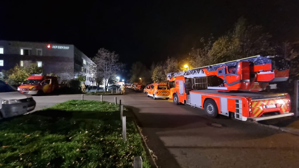 Einsatzfahrzeuge der Feuerwehr stehen vor dem Kinderkrankenhaus.