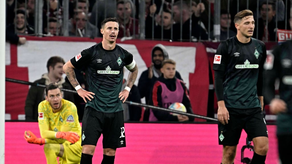 Bediente Bremer um Kapitän Marco Friedl (m.) bei der 1:6-Schlappe in München.