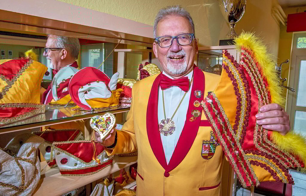 Uwe Hofmann ist  Sitzungspräsident der Karnevalsgesellschaft Gelb/Rot und hat die Übergabe der  neuen Sessionsorden vorbereitet.  