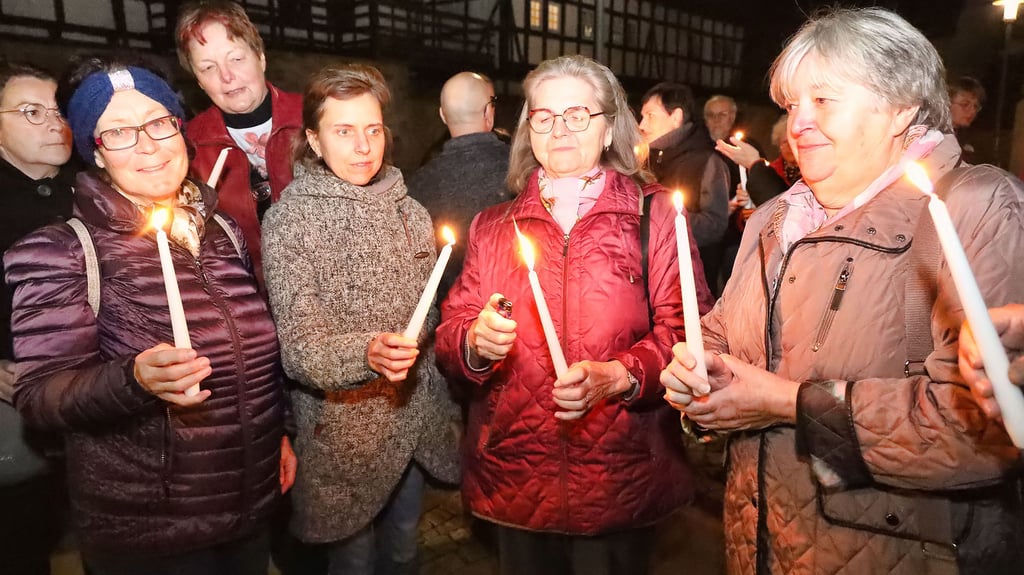 Mit Kerzen ging es nach dem Forum durch die Kreisstadt bis zur Marienkirche.