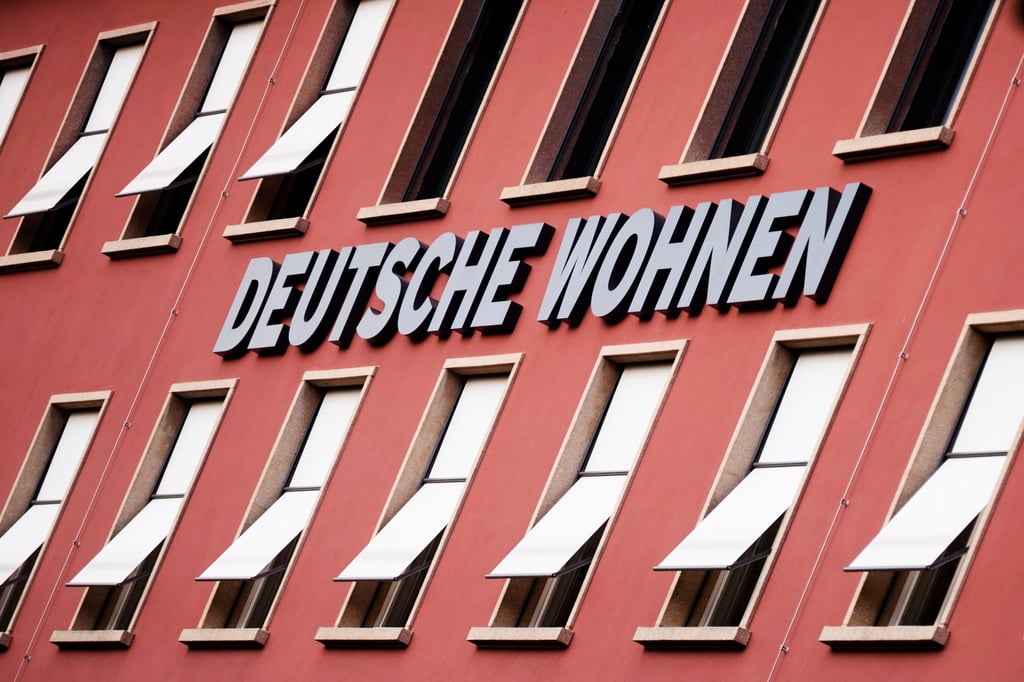 Das Logo des deutschen Wohnungsunternehmens Deutsche Wohnen ist an einer Häuserwand zu sehen.