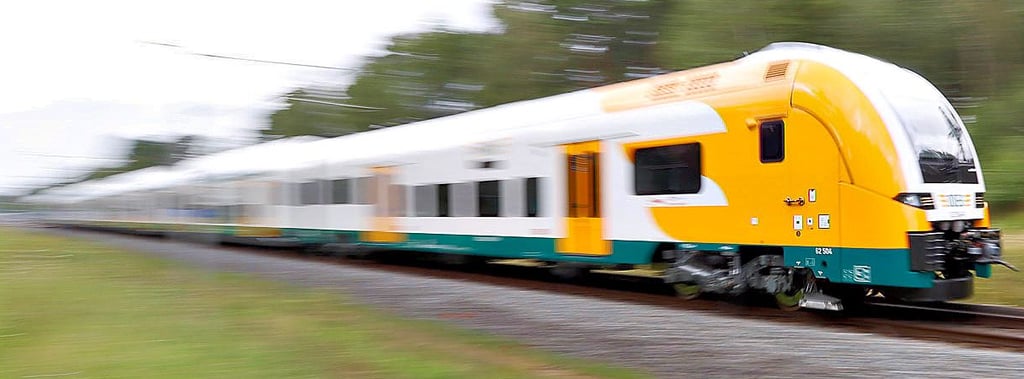 Der Desiro HC von Siemens verbindet künftig als RE 1 den Magdeburger Hauptbahnhof mit Berlin. Unterwegs halten die Züge unter anderem auch in Magdeburg-Neustadt, in Burg, Güsen und Genthin. Markant an den neuen Fahrzeugen sind neben der farblichen Gestaltung die in der Mitte angeordneten Doppelstockwagen, während die Triebköpfe aus einfachen Wagen bestehen.