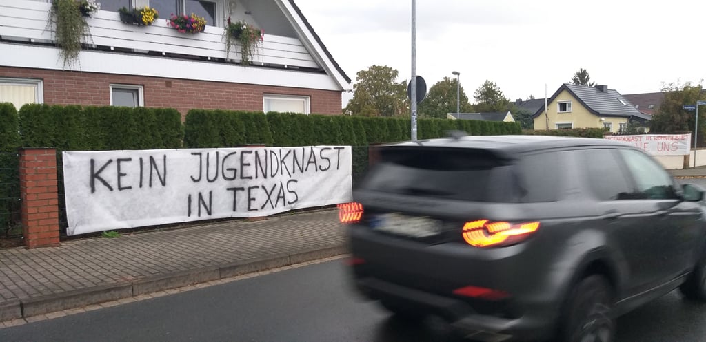 Mit Plakaten wie diesen hatten die Anwohner in Magdeburg gegen das Jugendwohnprojekt protestiert.
