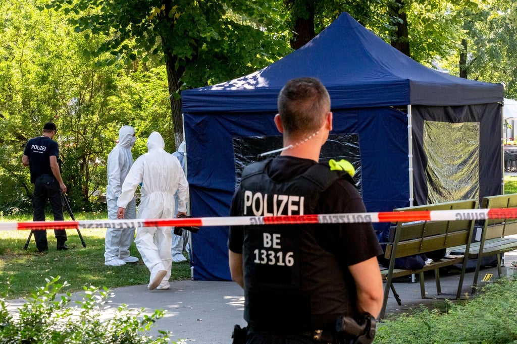 Beamte der Spurensicherung sichern Spuren an einem Tatort im Kleinen Tiergarten.