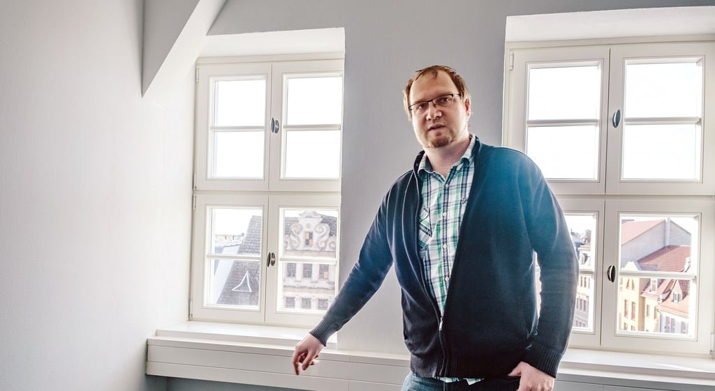 Paul Grasenack vom Wittenberger Büro „bc Architekten“ vor dem früheren „Mauseloch“ – die Baustelle wurde durchs Fenster beliefert.