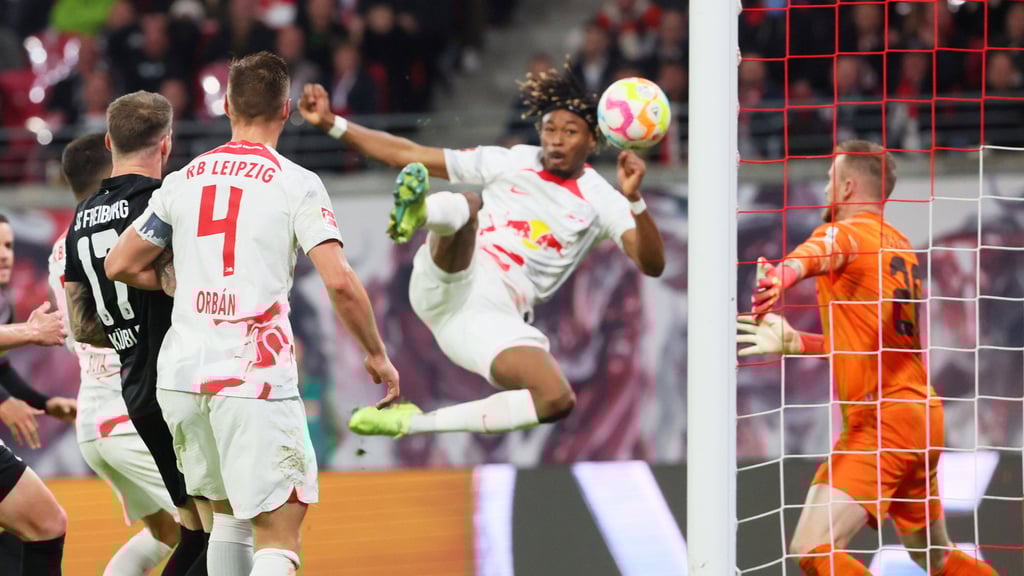 Kungfu-Tor: Mohamed Simakan verwandelt artistisch zum 1:0 gegen den SC Freiburg.