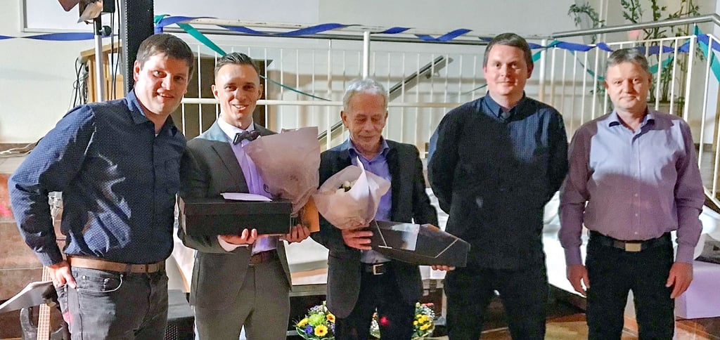 Michael Müller (links) und Tobias Petzke (2. von rechts) vom KFA sowie Stefan Kertz vom Vorstand (rechts) ehrten Bernd Stamer (Mitte) und Adrian Blümner mit der Ehrennadel des Fußballverbandes.