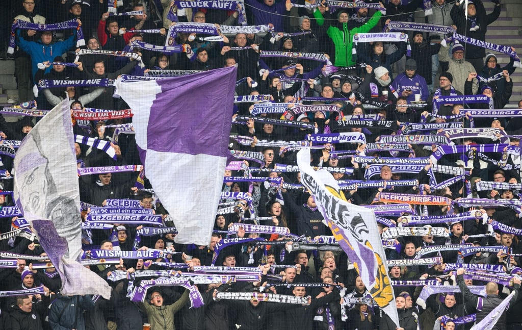 Aues Fans halten Schals hoch.
