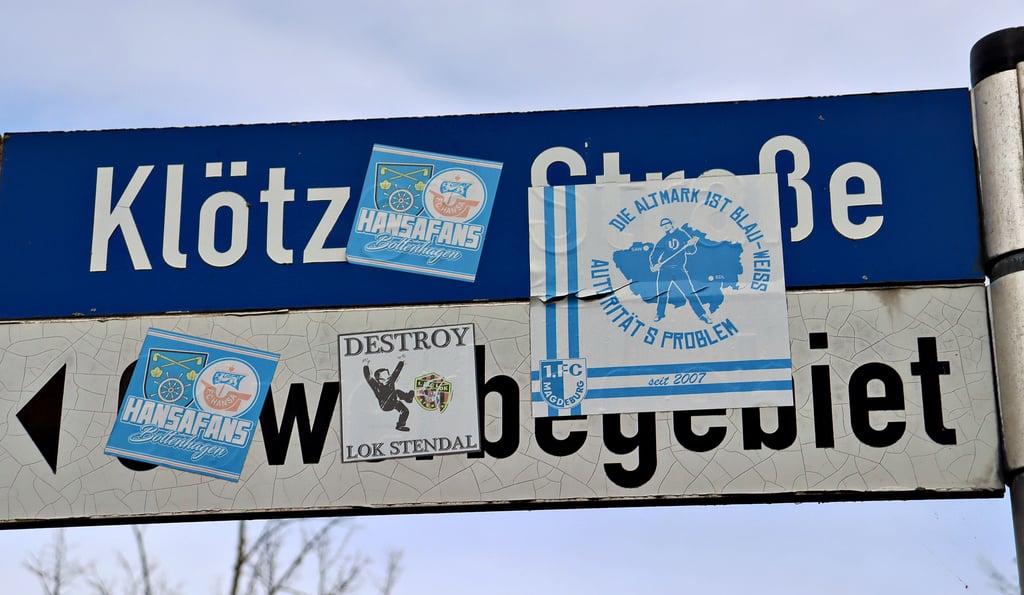 In Kusey trieben Fans von Hansa Rostock und vom 1. FC Magdeburg ihr Unwesen. Diese Schilder wurden vollgeklebt und sind kaum noch zu erkennen.