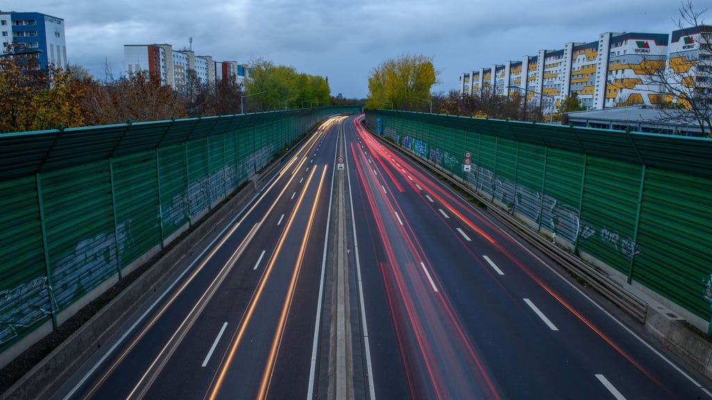 Der Feierabendverkehr rollt über die Stadtautobahn der Landeshauptstadt Magdeburg.