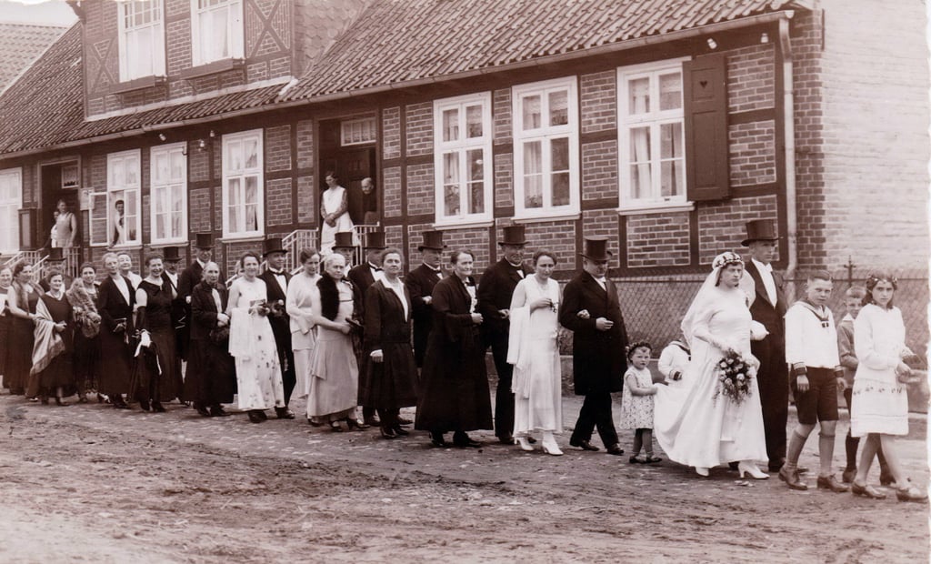 Diese Aufnahme zeigt einen Hochzeitszug in Audorf. Wann das Foto entstand und wer dort geheiratet hat, ist unbekannt. Hinweise bitte an Hartmut Bock oder die Redaktion.
