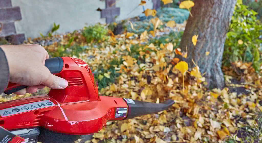 Laubbläser dürfen werktags nur zwischen 9 und 13 sowie 15 bis 17 Uhr benutzt werden.