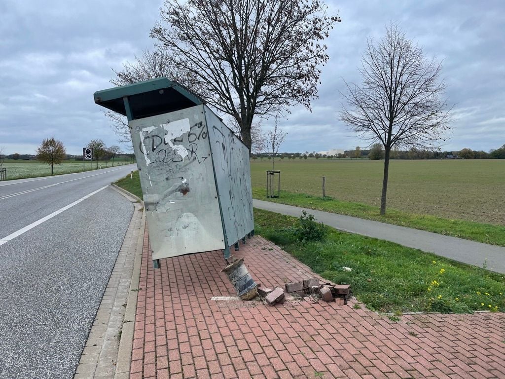 Auf der B71 in der Altmark ist eine Bushaltestelle aus ihrer Verankerung gerissen worden. Foto: