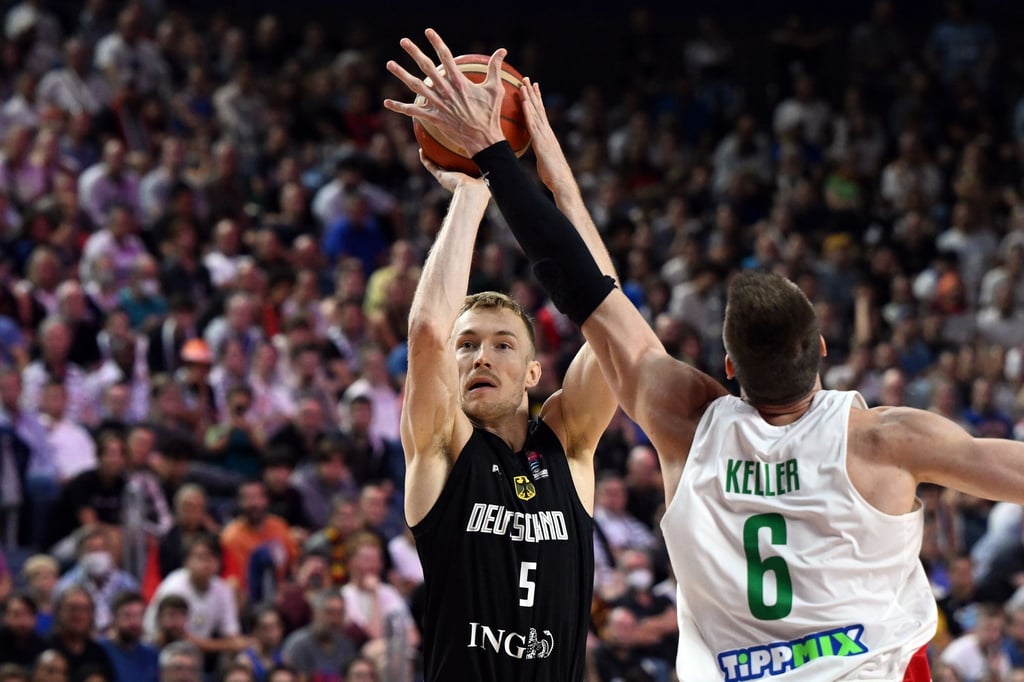 Niels Giffey (l), im Trikot der Deutschen Nationalmannschaft, in Aktion.
