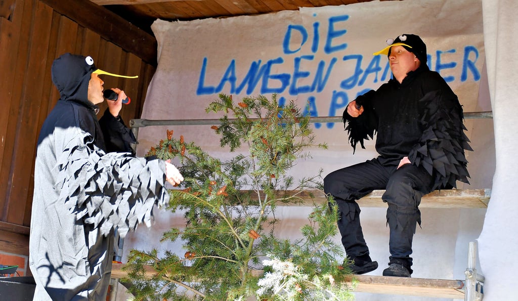 Die Narren aus Kläden und Kraatz sind für ihren ungewöhnlichen Programmpunkte – wie hier bei einer karnevalistischen Wanderung – bekannt.