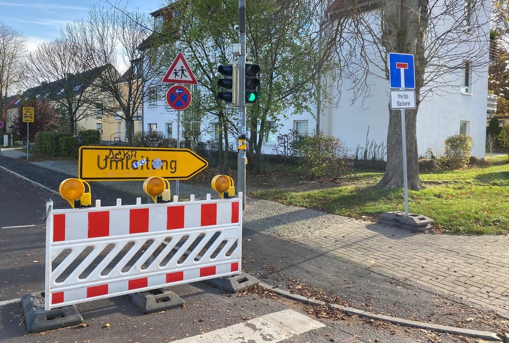 An der Magdeburger Baustelle am Holzweg gibt es neue Schilder. Anwohner sind jedoch weiter verärgert.