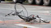 In Groß Rosenburg im Salzland ist offenbar ein Fahrradfahrer unter die Achsen eines Lkw geraten. Der 76 Jahre alte Mann wurde dabei so schwer verletzt, dass er an den Folgen seiner Verletzungen noch am Unfallort verstarb. Symbolbild: