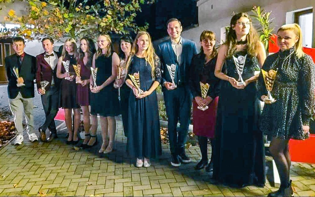 Alle Sieger und Platzierten der Kreismeisterschaften 2022 im Reitsport stellten sich nach der Ehrung vor dem „Schützenhaus“ zum Gruppenfoto.