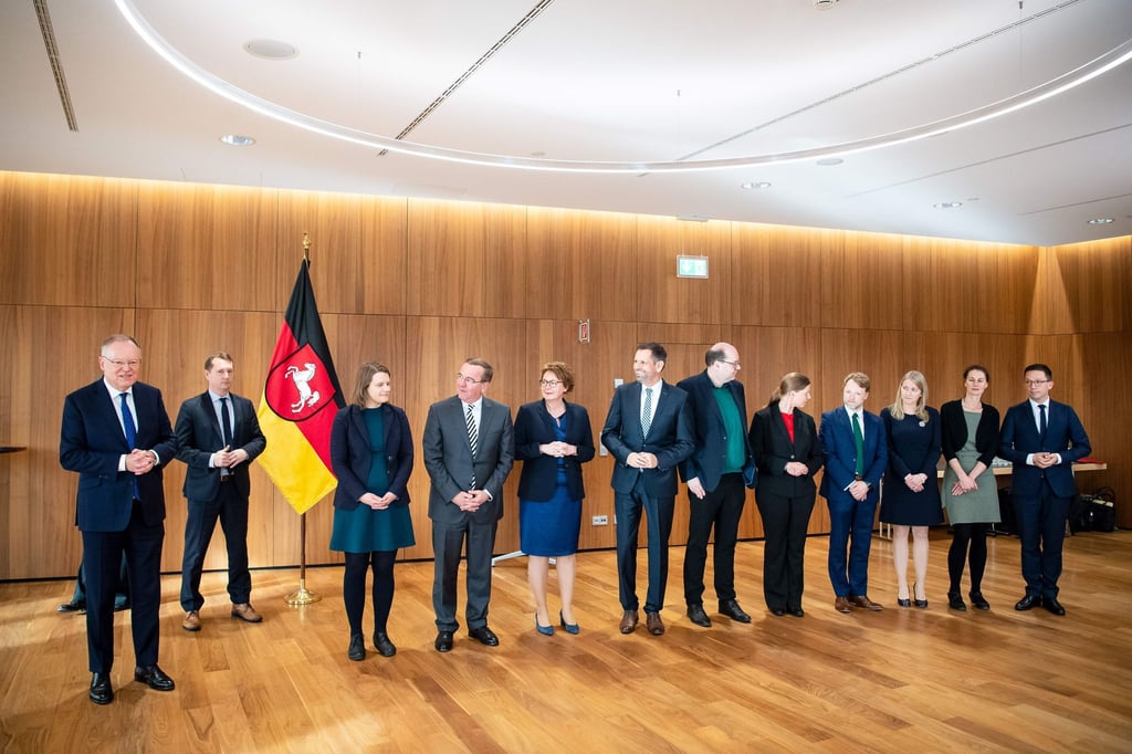 Stephan Weil (SPD, l) bei der Übergabe der Berufungsurkunden für die neuen Ministerinnen und Ministern.