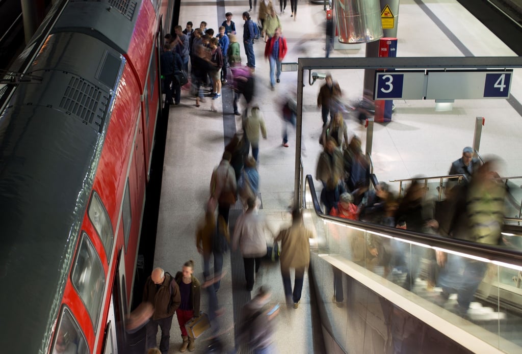 Pendler verlassen im Bahnhof Potsdamer Platz eine Regionalbahn.