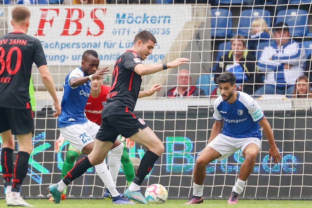 Überzeugte bislang: Magdeburgs Abwehrmann Silas Gnaka(l.), hier mit Teamkollege Mohammed El Hankouri gegen Jahn Regensburgs Kaan Caliskaner. Für das FCM-Duo geht es gegen Darmstadt.