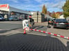 Polizisten durchsuchen das Auto im Siedlerweg in Magdeburger Stadtteil Neue Neustadt.