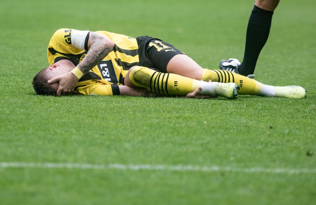 Dortmunds Marco Reus liegt verletzt am Boden.