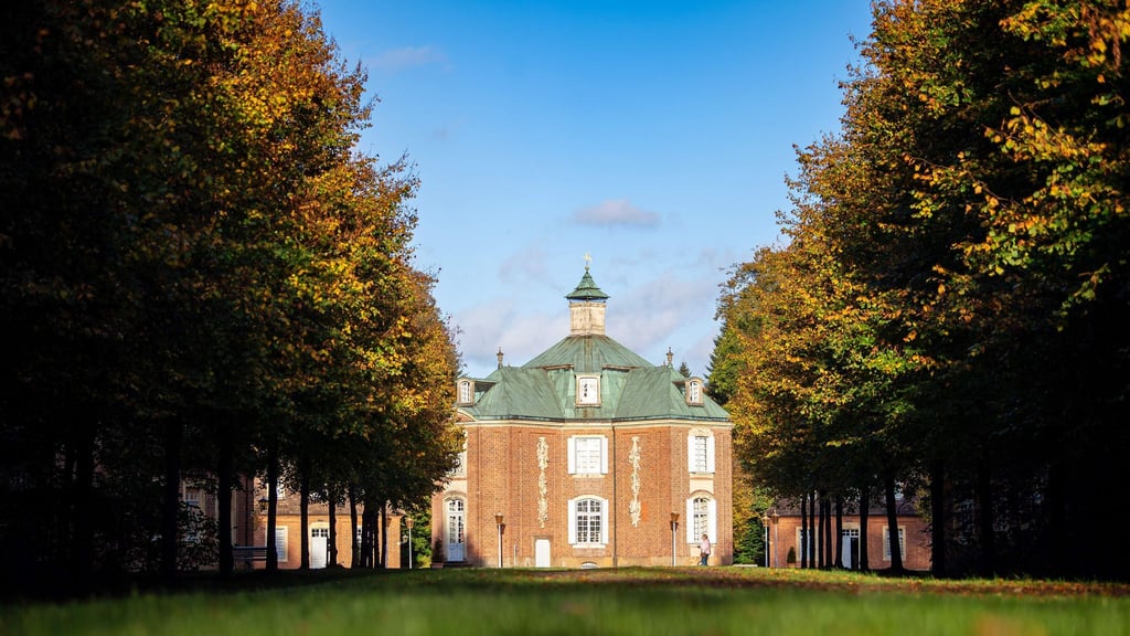 Das barocke Schloss Clemenswerth im Emsland ist die einzige noch erhaltene Alleesternanlage weltweit: Acht Lindenalleen führen zum Mittelpunkt, dem Jagdschloss.