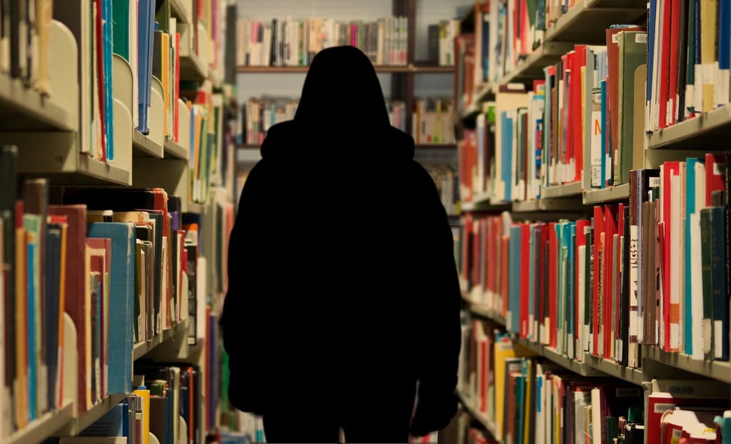 Betrüger haben es offenbar auf das Vermögen vor allem älterer Menschen in der Börde abgesehen. Dafür greifen sie nun auf einen alten Trick zurück. Er hat mit vermeintlich wertvollen Büchern und Haustürgeschäften zu tun. Symbolbild: