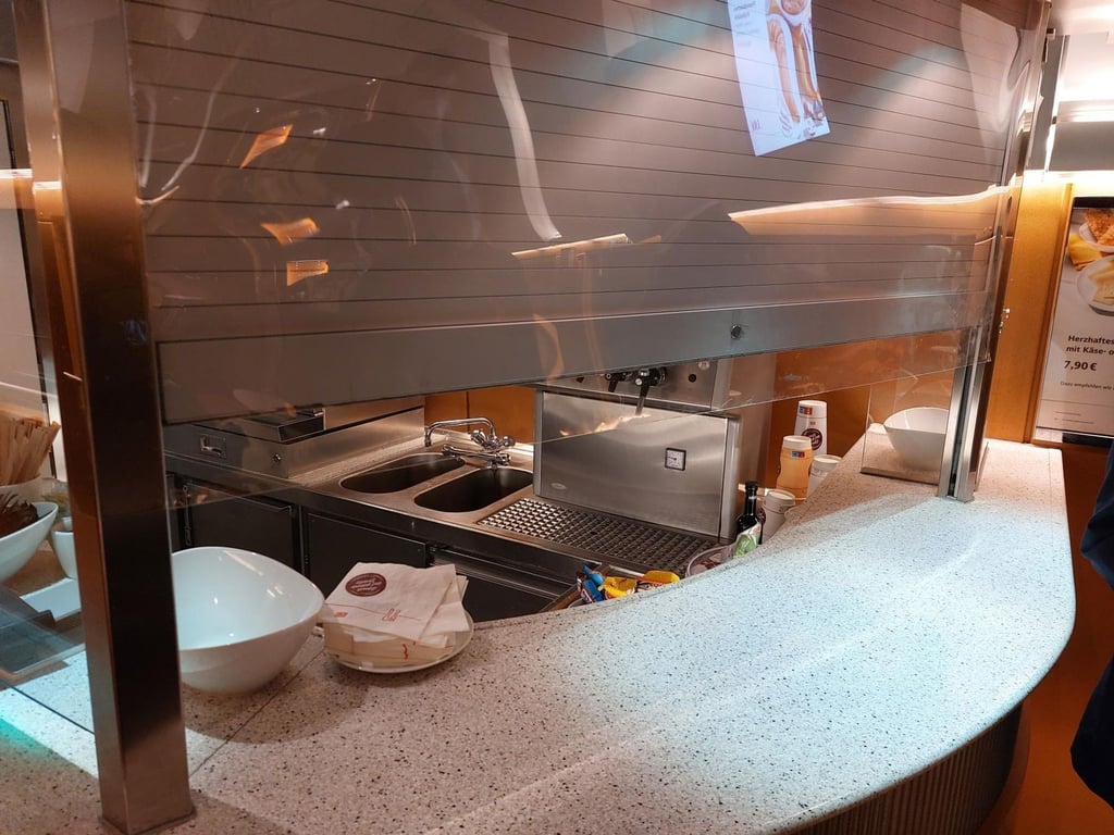Zwei Männer haben das Rolltor einer ICE-Bistro-Theke aufgebrochen und diverse Lebensmittel verspeist.