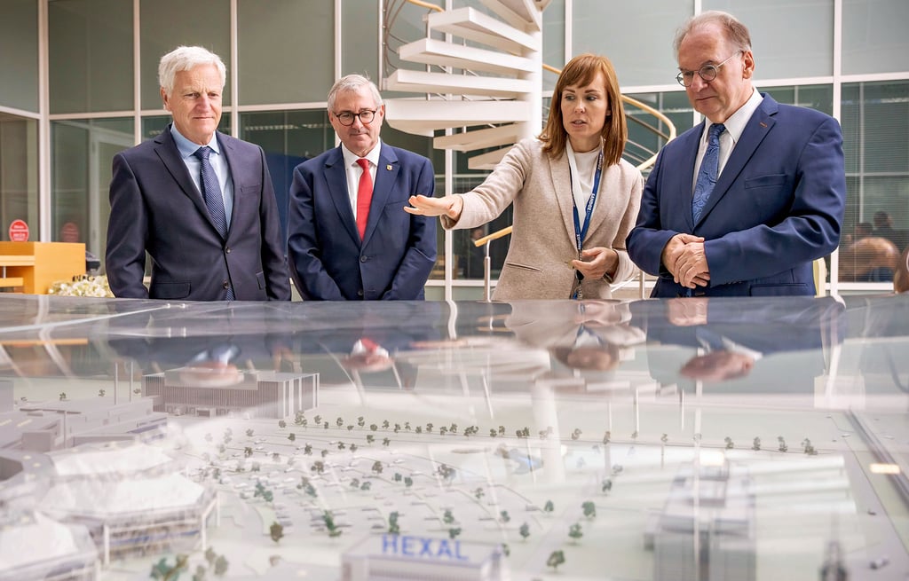 Ministerpräsident Reiner Haseloff (rechts) lässt sich gemeinsam mit Staatssekretär Jürgen Ude (2.v.l.) von Sandoz-Vorstand Wolfgang Späth (links) und Standortleiterin Grit Müller über das Unternehmen vor den Toren Magdeburgs informieren.