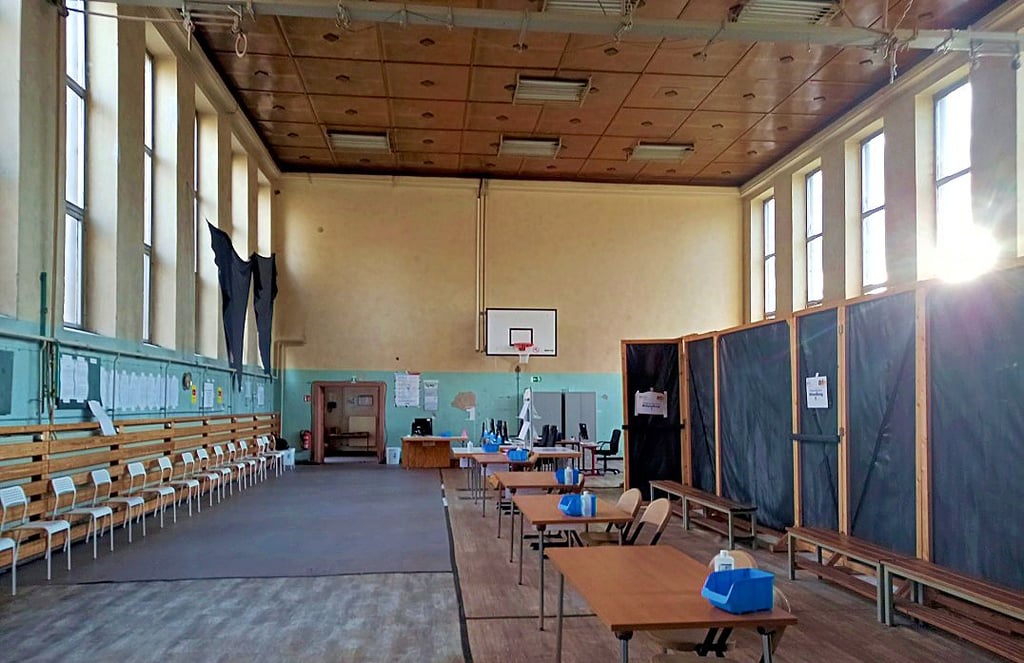 Blick in die Turnhalle an der Brandenburger Straße: Noch sind dort die Aufbauten der Fieberambulanz aufgestellt.