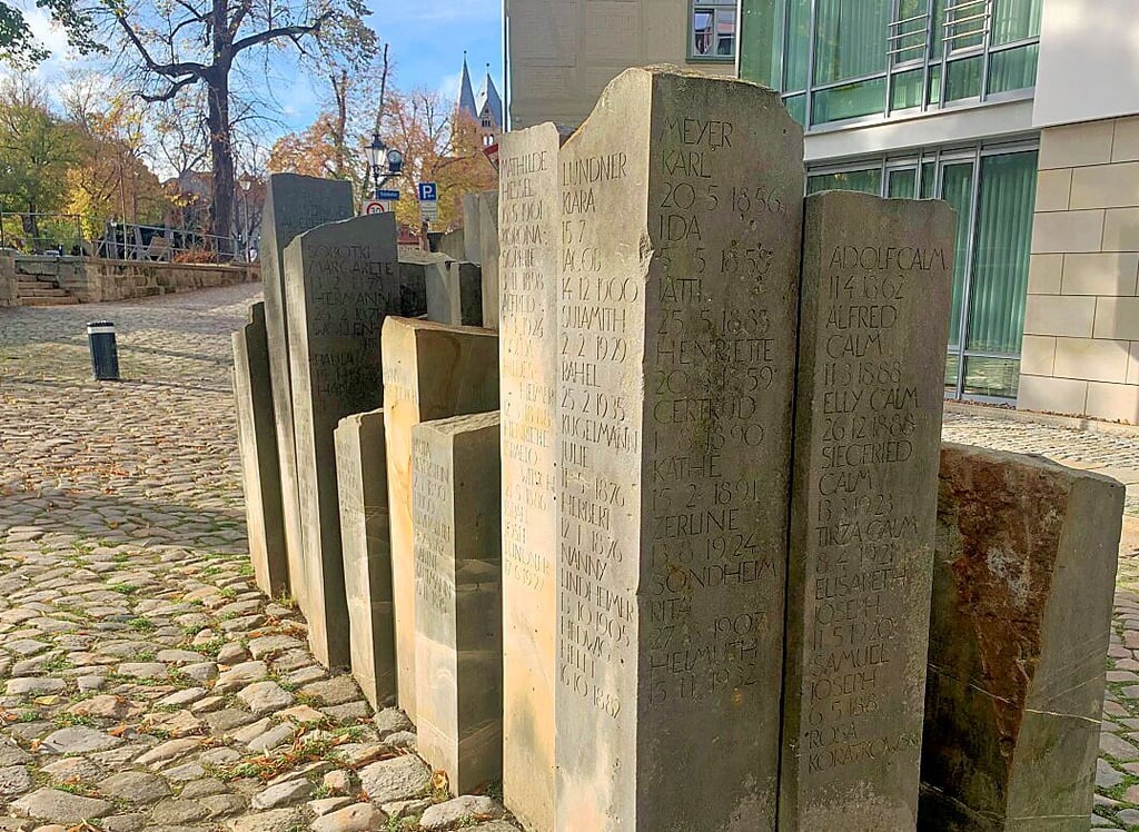 Die Steine der Erinnerung auf dem Domplatz.