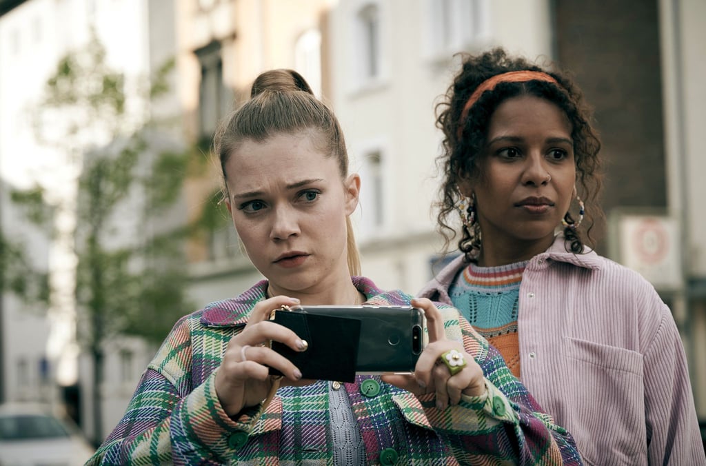 Erschreckt und fasziniert gleichzeitig beobachten Annika (Farina Flebbe) und Beryl (Souhaila Amade, r) einen Unfall und posten ihre Eindrücke live ins Netz.