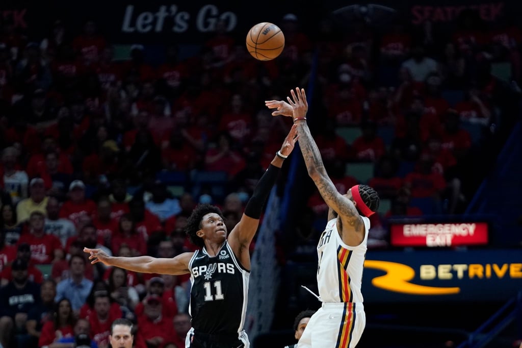 Joshua Primo (l) von den Spurs in Aktion gegen Brandon Ingram von den New Orleans Pelicans.