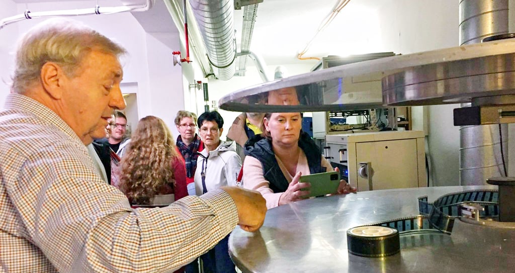 Kino-Betreiber Matthias Uhde zeigt den Gästen bei einer Führung vom Keller bis zum Dachboden auch die alte Technik im Vorführraum.